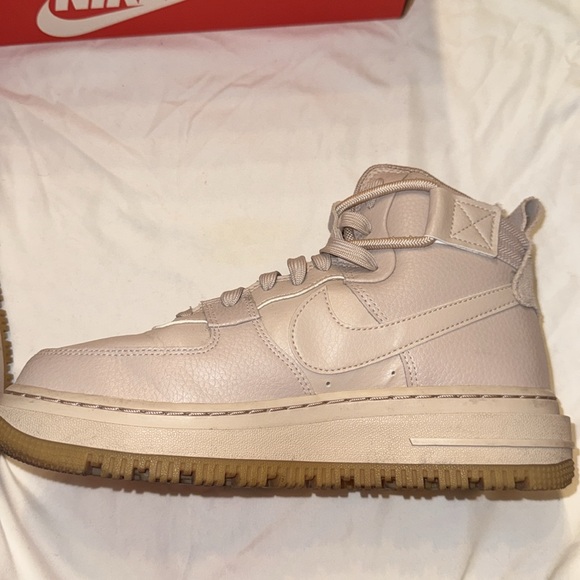 Nike Air Force 1 Utility 2.0
Fossil Stone (Women's)
Women’s size 8 - Picture 7 of 7